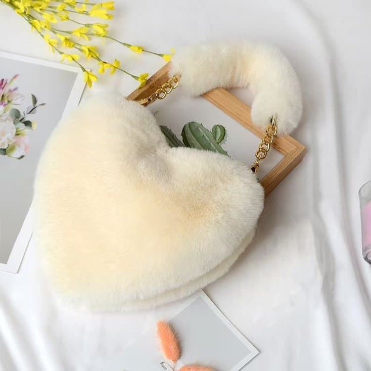 Сумка через плечо на молнии в форме сердца