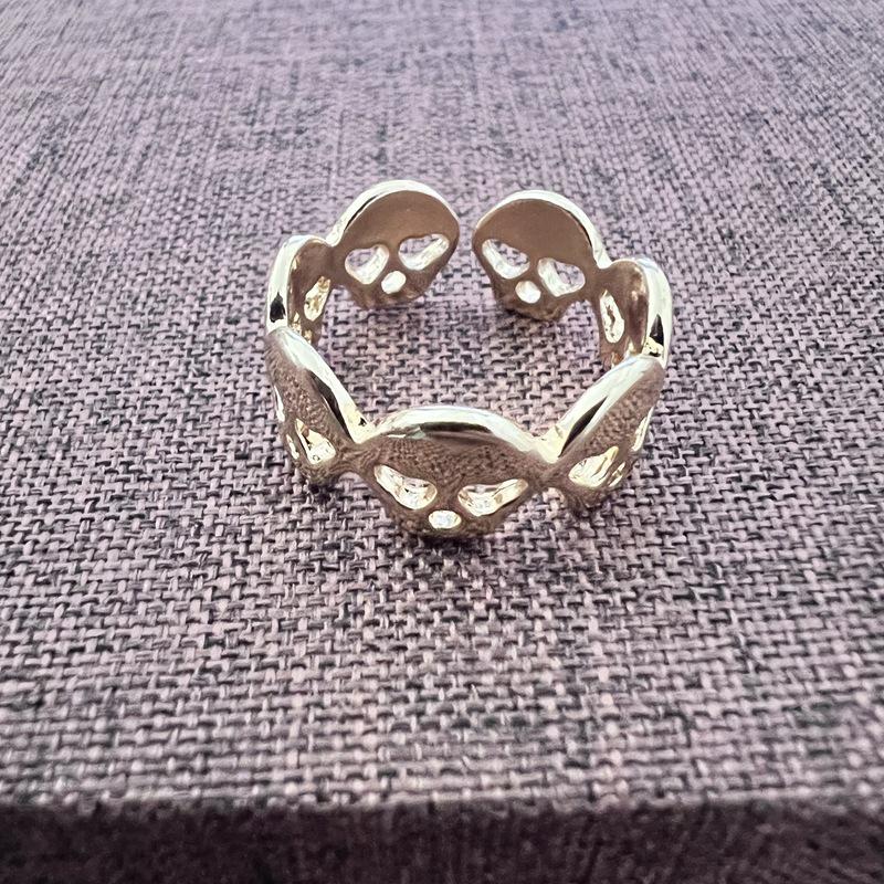 Кольцо Dark Series Retro Skull Five-Claw Ring - крутой аксессуар в стиле хип-хоп и уличный стиль