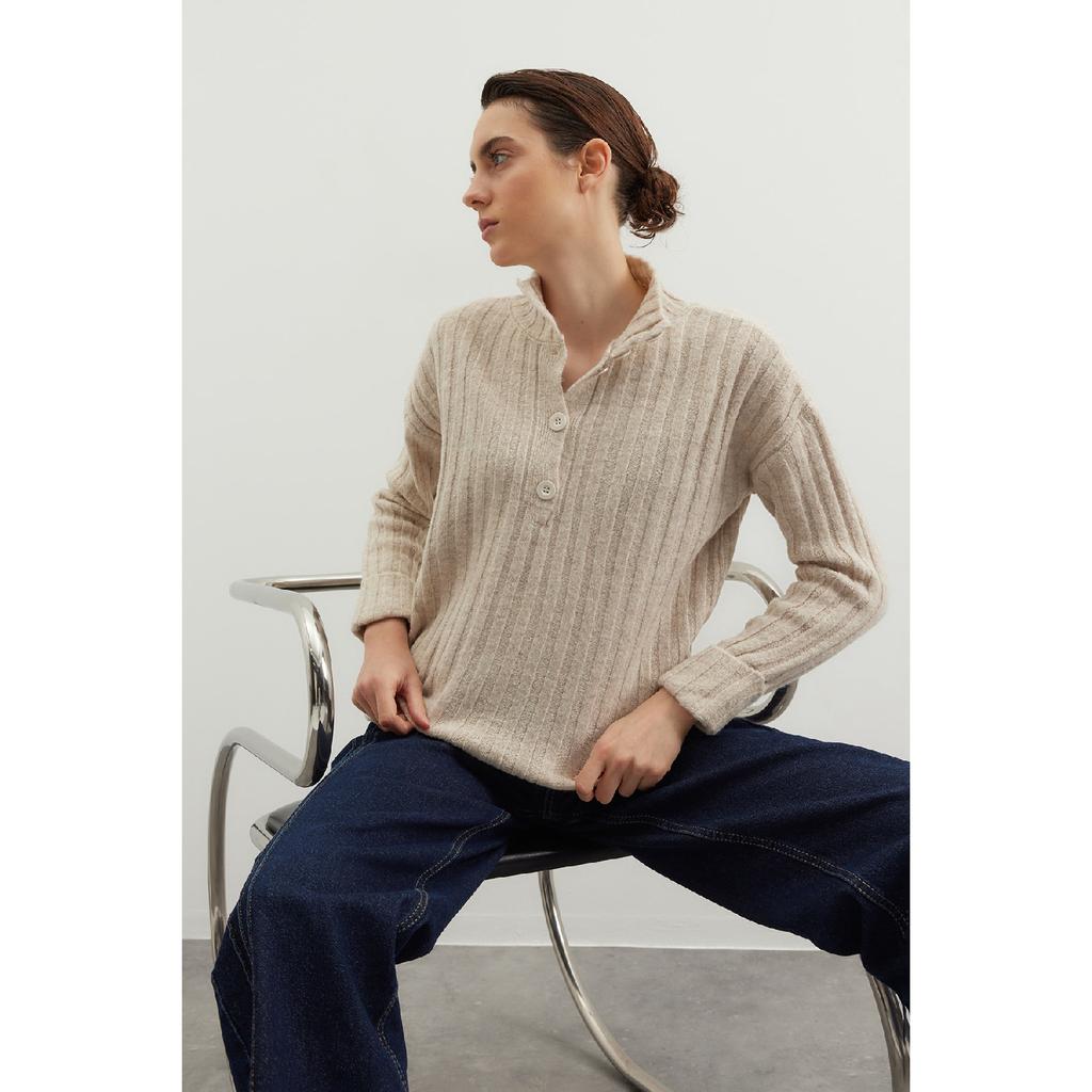 Бежевый вязаный свитер с широким узором и мягким текстурированным высоким воротником Twoaw21kz0783