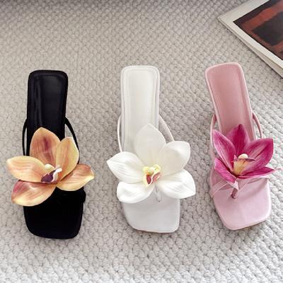 Модные милые сандалии-слайды с узким ремешком в виде цветка для женщин, квадратный носок, перемычка для пальца, тонкий каблук, шлепанцы, летняя мода, комфорт, большой размер, женская обувь