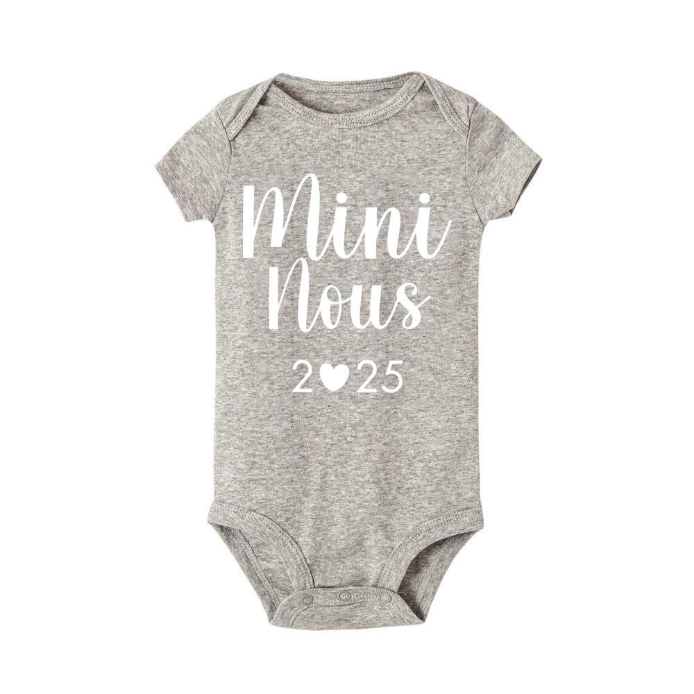 Mini Us 2025 Print Infant Boy Girl Romper Pregnancy Announcement Short Sleeve Infant Bodysuit Summer Newborn Clothes Birth Gift