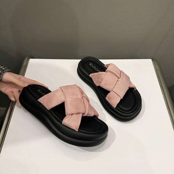 Fashion Shoes Woman 2025 Slippers For Swimming Pool Luxury Slides Pantofle Platform Beach Designer New Fashion Scandals House Slippers P