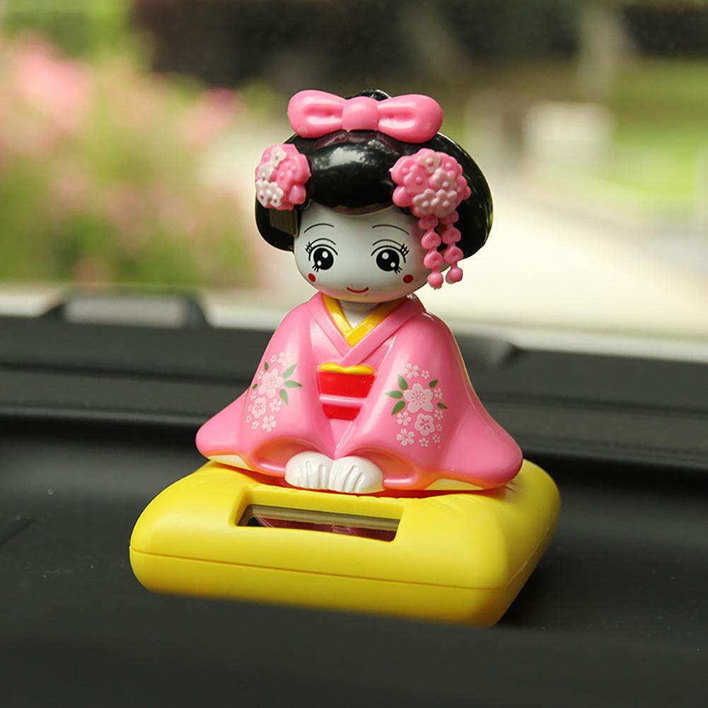 Кукольный автомобиль в японском стиле на солнечных батареях, украшение в виде кимоно, девочка, качающая головой, кивающая головой, мультяшная кукла, приборная панель, милые автомобильные аксессуары