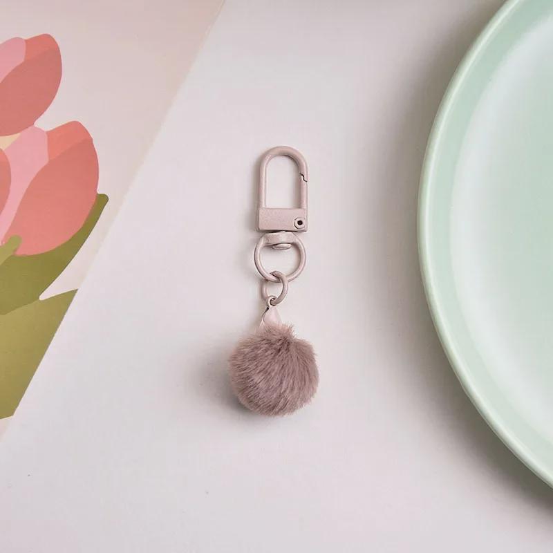 Брелок для ключей в виде разноцветного плюшевого шарика с молочным кулоном, абажуром в виде макарон и вращающейся пряжкой.