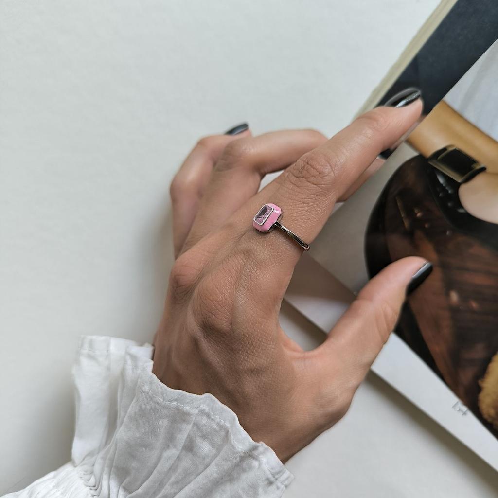 Серебряное кольцо с фианитами, емаллю, вес изделия 1,76 гр (60002238)