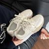 Модные, легкие, на толстой подошве, увеличивающие рост, немецкие тренировочные туфли для женщин на осень 2025 года, новые, универсальные и популярные, повседневные спортивные маленькие
