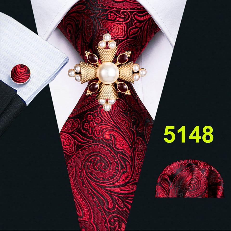 Комплект для мужчин: галстук, брошь и карманный платок