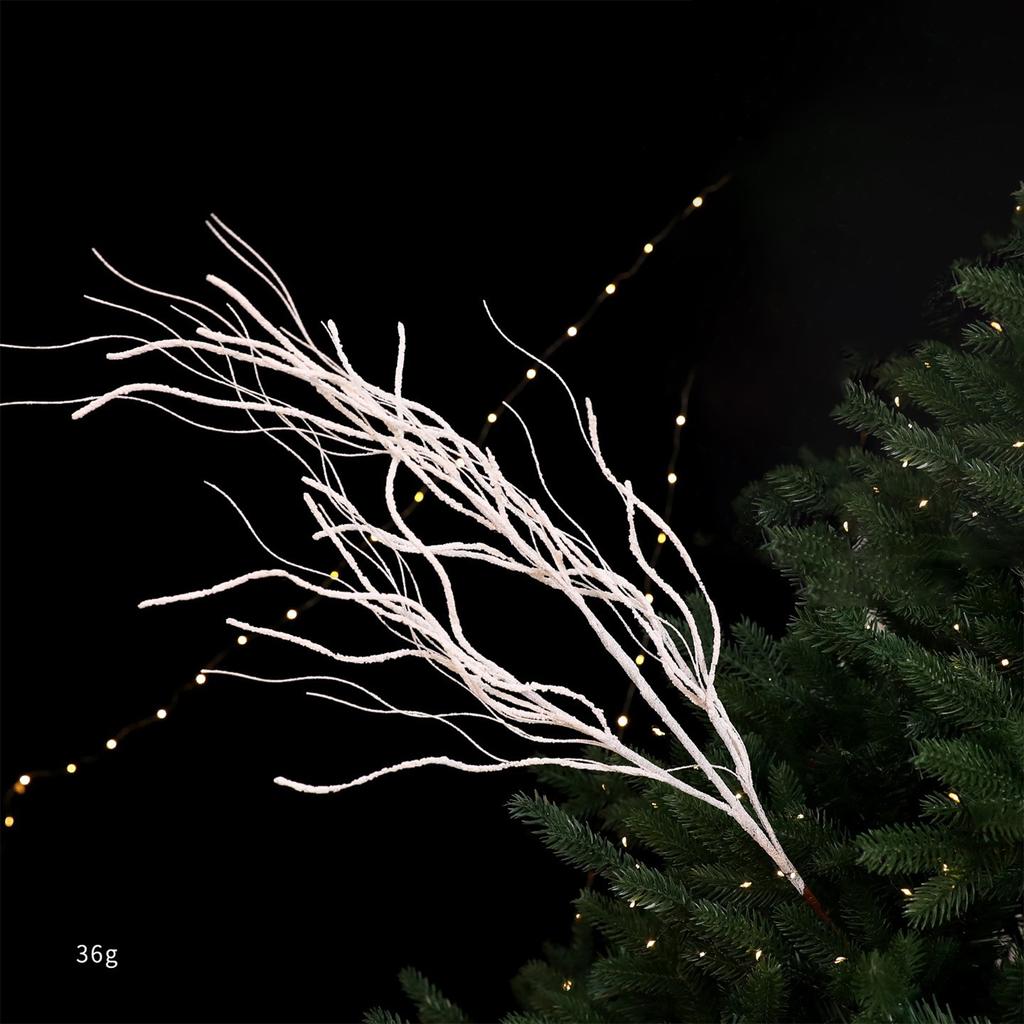 Большие ветки рождественской ели, украшения для рождественского венка, елочные игрушки, искусственные блестящие ветки.