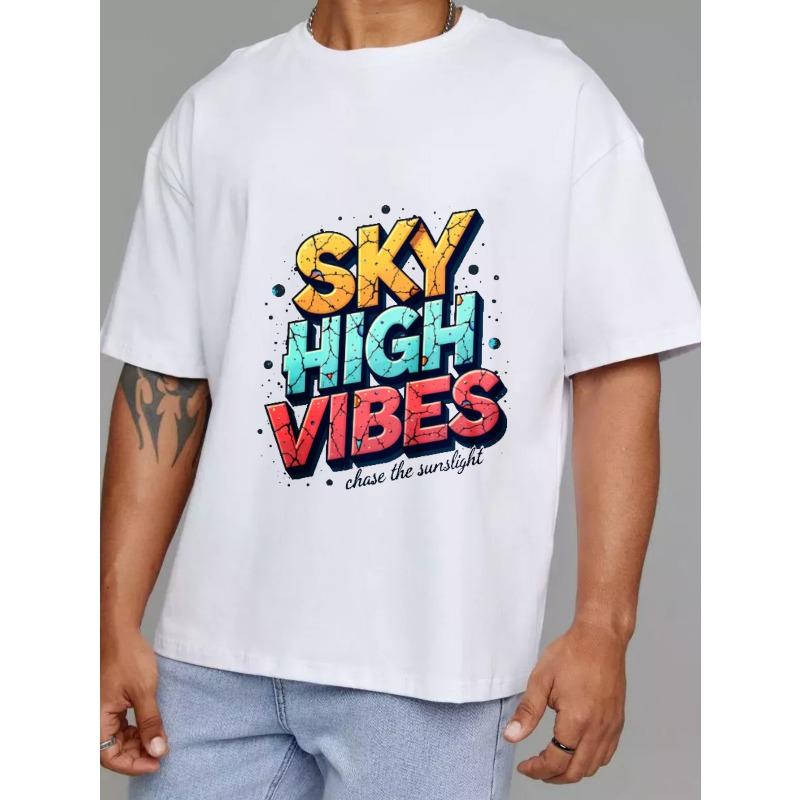 Белая футболка с красочным графическим принтом и текстом Sky High Vibes и Chase The Sunlight для повседневной носки и активного отдыха