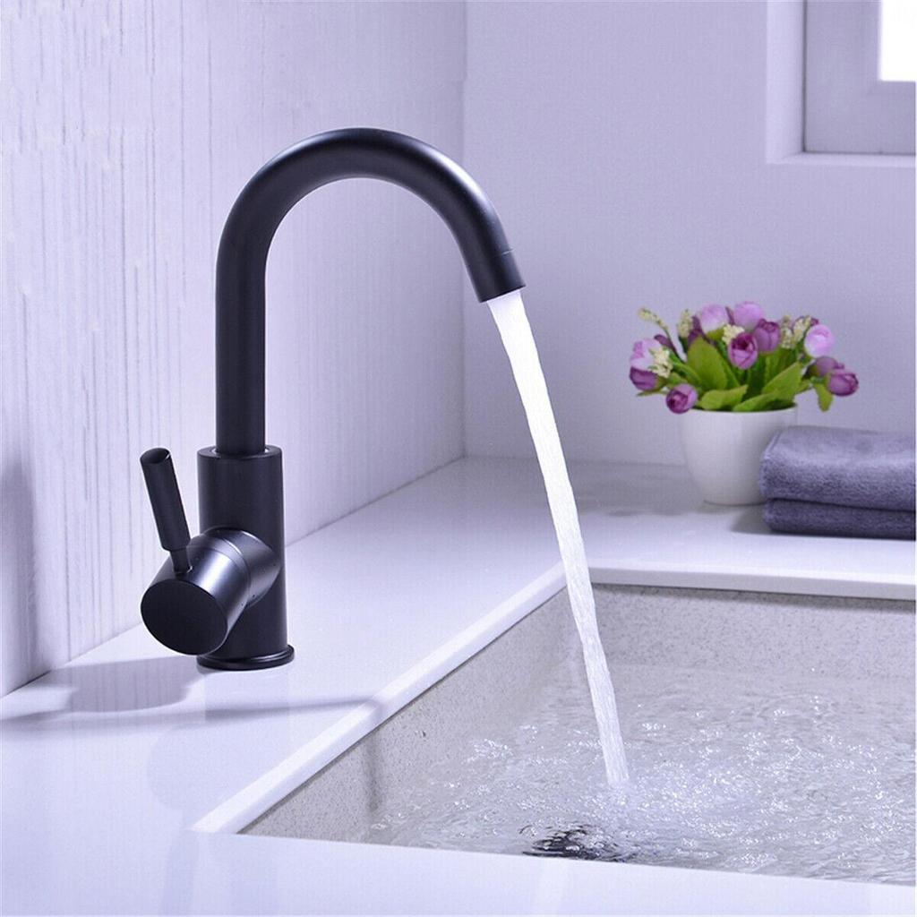 Раковина из матового золота. Смеситель для холодной и горячей воды с одной ручкой и выдвижным сливом. Черный смеситель для раковины.