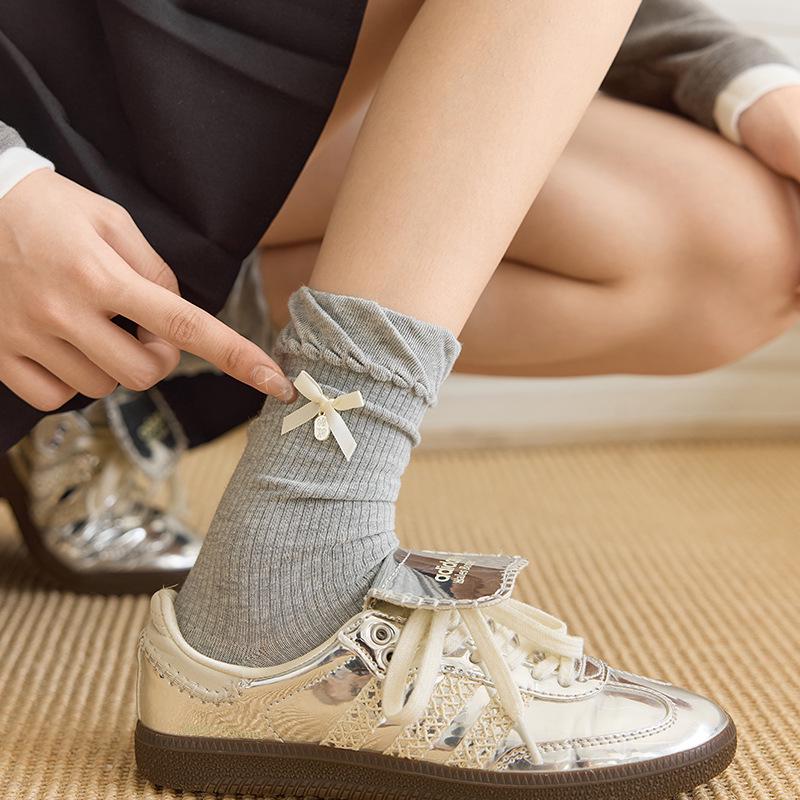 Женские теплые носки в вертикальную полоску с кружевным бантом - корейский и японский стиль