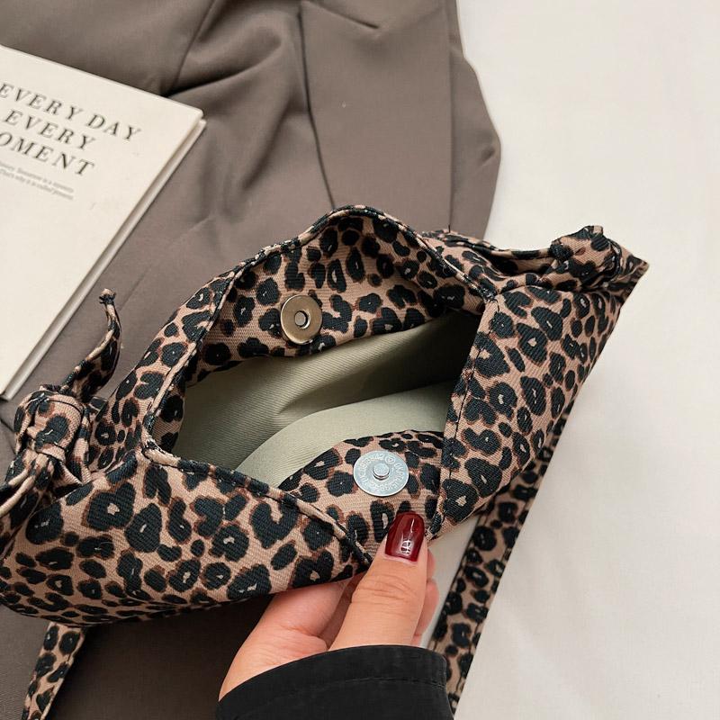 Сумка в форме сердца, женская сумка через плечо с леопардовым принтом, мини-сумка