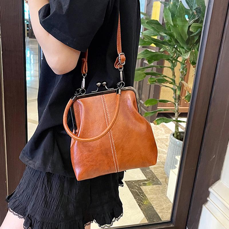 Винтажная мини-сумка кроссбоди на плечо из бежевой искусственной кожи с золотой пряжкой