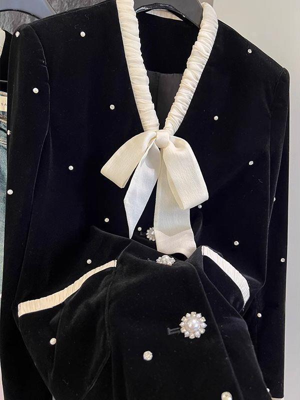 Нишевая дизайнерская бархатная куртка с тяжелой вышивкой бисером и стразами, с воротником-бантом