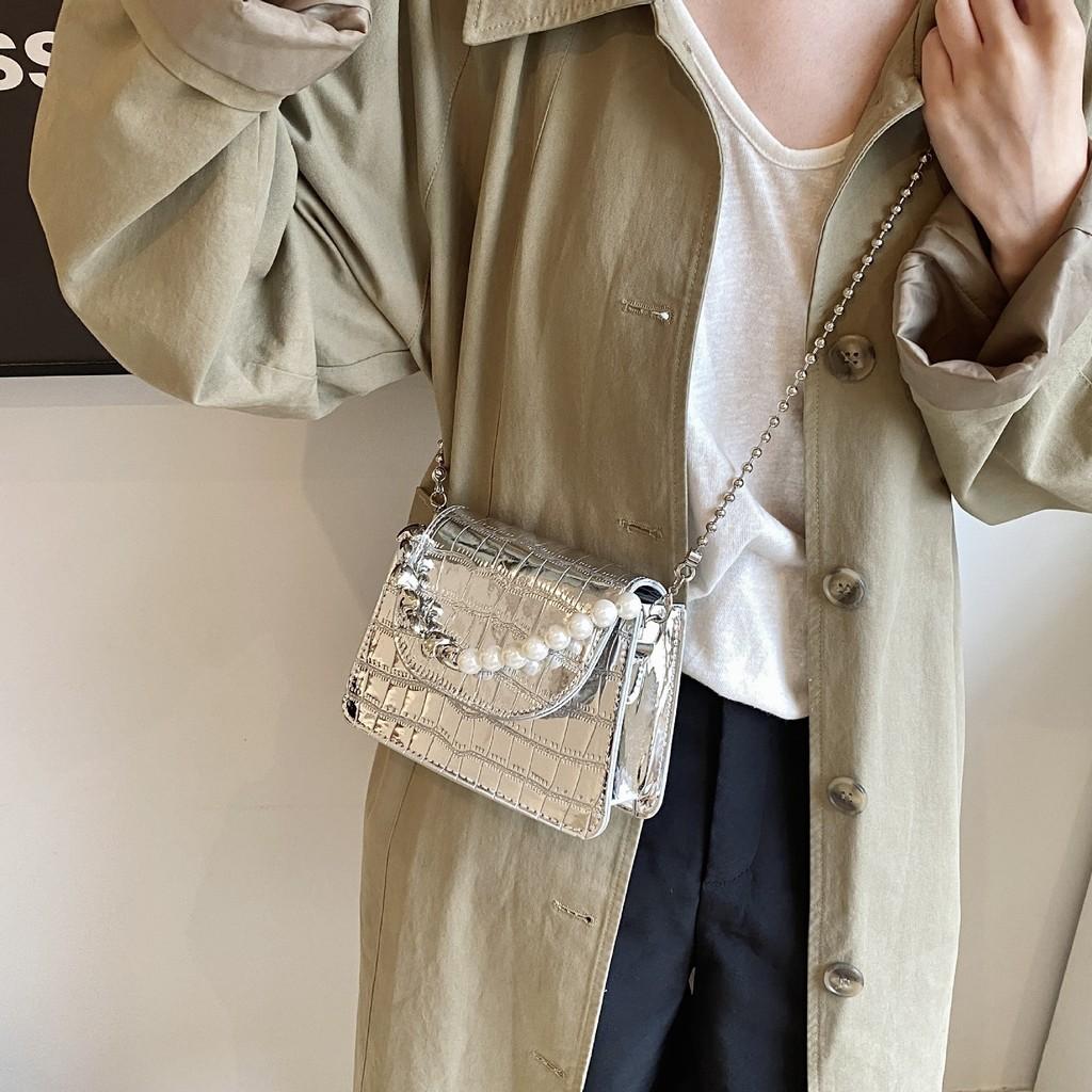 Шикарная городская минималистичная маленькая сумочка с жемчужной отделкой, идеально подходящая для девушек с модным дизайном.