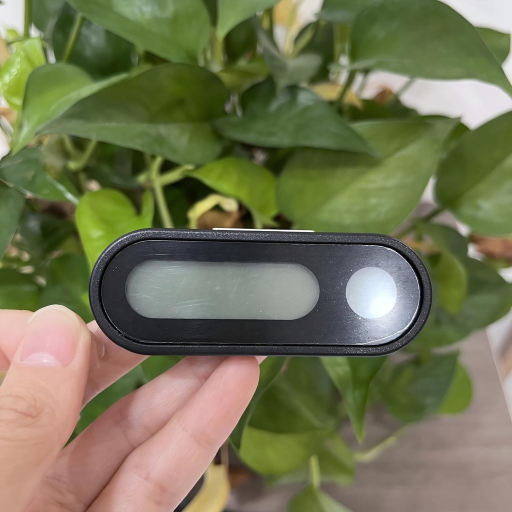 Автомобильные цифровые часы с термометром - мини-электронный дисплей времени на приборной панели с 4-уровневой яркостью и автоматическим указателем температуры