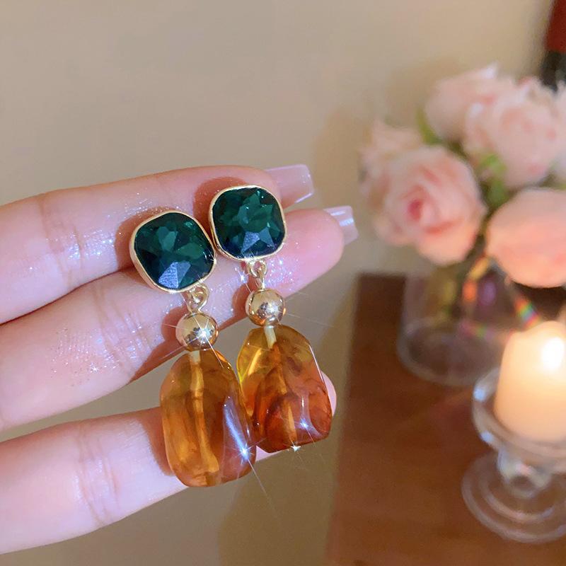 Геометрические серьги цвета кофе Майяра 2025, серьги-пусеты с темпераментом высокого класса и легкой роскошью, нишевые серьги в ретро-стиле