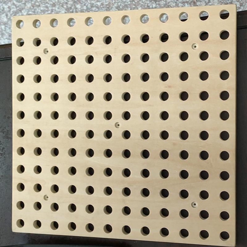 Стена-игрушка с колышками и бусинами: Интерактивные деревянные кубики и игра-украшение для стены для детского сада.