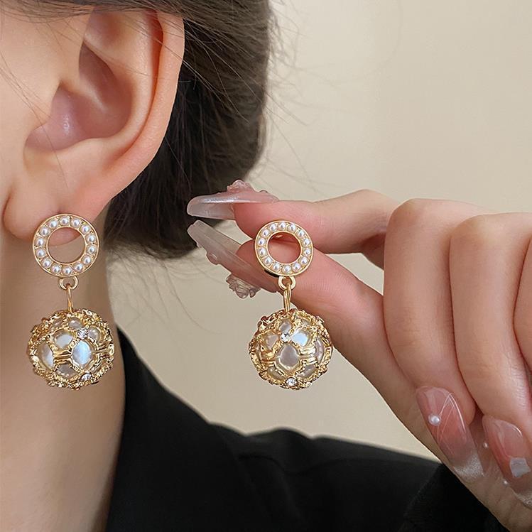 Elegant Zircon Pearl French Retro Luxury Earrings 2025
