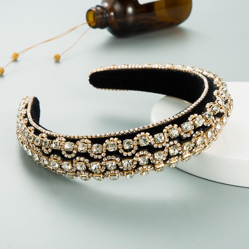 Elegant Velvet Palace-Style Rhinestone Headband for Women – Fashionable and Beautiful Hair Accessory