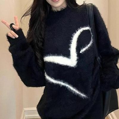 Мягкий черный свитер с круглым вырезом из мохера и пуловер с напуском