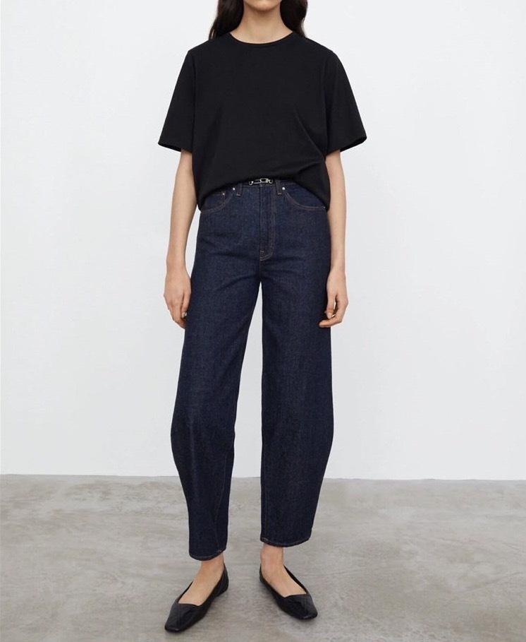 Минималистичная футболка А-силуэта с перекрученным швом, с круглым вырезом и короткими рукавами, коллекция весна/лето 2022.