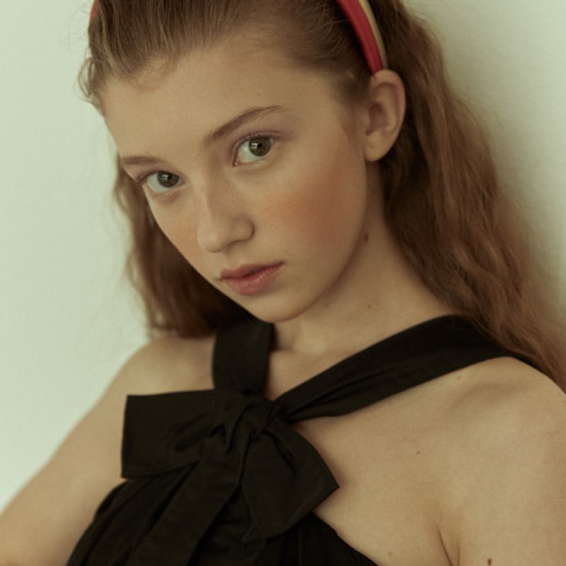 Элизабет Моментс Малиново-красный атласный ободок