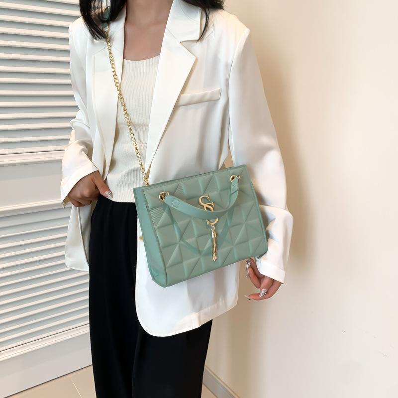 Женская сумка на цепочке, новая, высококачественная, легкая, роскошная сумка через плечо с кисточками, модная и стильная, сумка через плечо, маленькая квадратная сумка для поездок на работу, сумка через подмышку