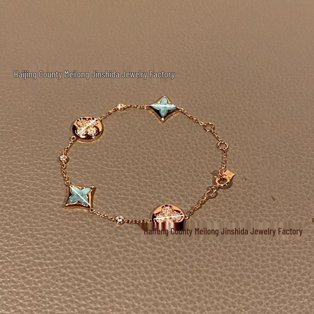 Браслет «Клевер-четырехлистник» от Donkey: Женское элегантное круглое украшение с дизайном из пяти цветков, с белым перламутром и розовой раковиной.