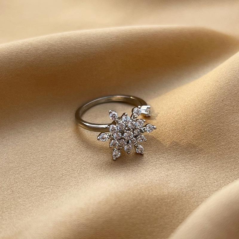 Women's Rotatable Zircon Snowflake Ring: Niche, Fashionable, High-End, No-Fade Design, Personalized Index Finger Accessory
