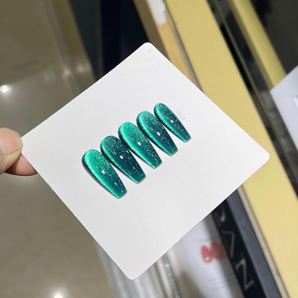 Гель-лак для кошачьего глаза Crystal Green - Градиент от холодного изумрудного до лазурного Мальдив