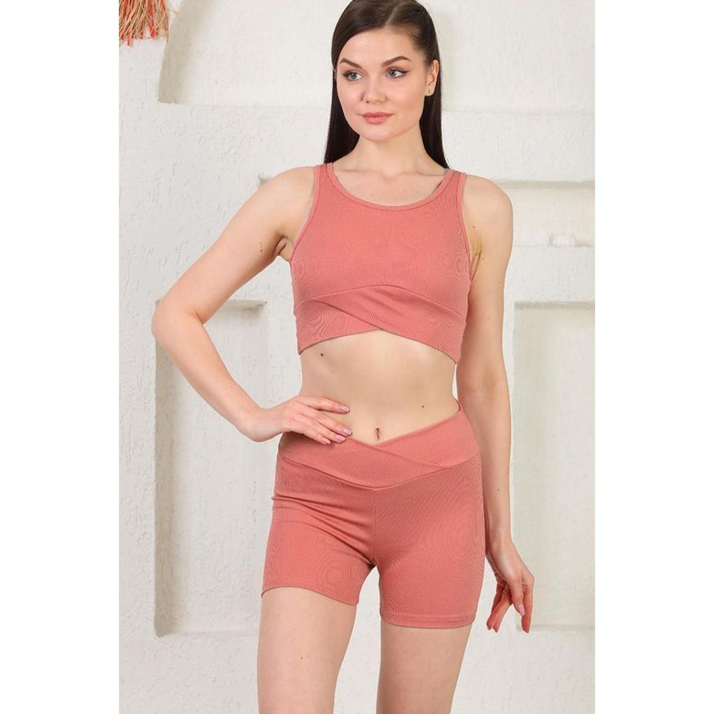 Спортивный комплект из бюстье и шорт в рубчик