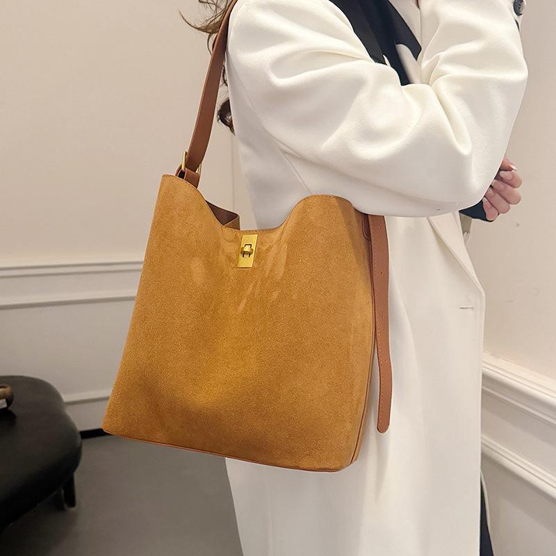 Вместительная замшевая сумка в стиле ретро для通勤, женская новая универсальная сумка через плечо, сумка-мессенджер, сумка-ведро 2025