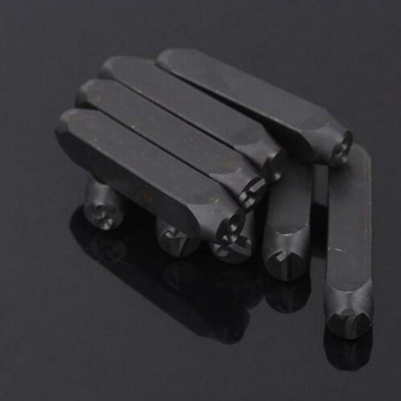 Набор штампов с цифрами и буквами. Стальной металлический кожаный футляр для инструментов.