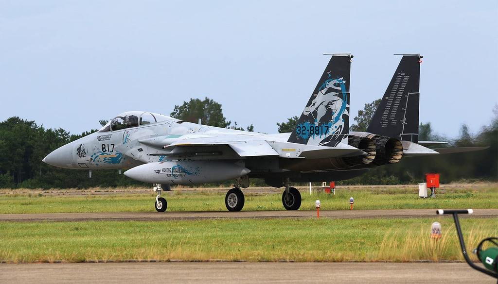 PLATZ Japan Air Force Eagle 303rd Squadron 2022 Komatsu Air Base Air Show Памятная окрашенная модель самолета из пластика, литая цветная 1/72 Самооборона