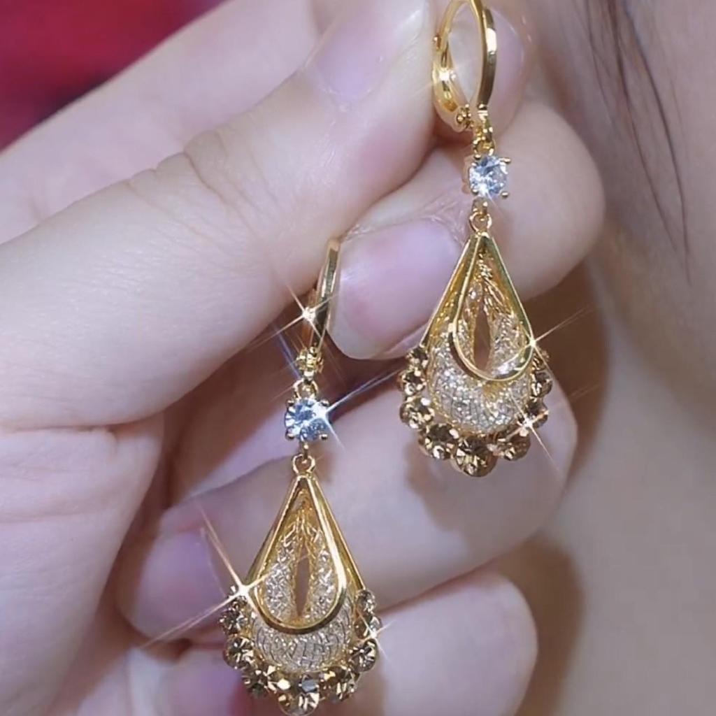 Подчеркните свой стиль с помощью этих ярких фиолетовых серег-капель 2025 года с роскошным нишевым дизайном и изысканными пряжками для ушей для женщин.