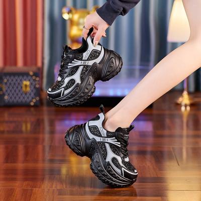 8523 кроссовки на высокой подошве для женщин 2025 осень новый кожаный универсальный взрывной дышащий супер огонь спортивный досуг маленький белый