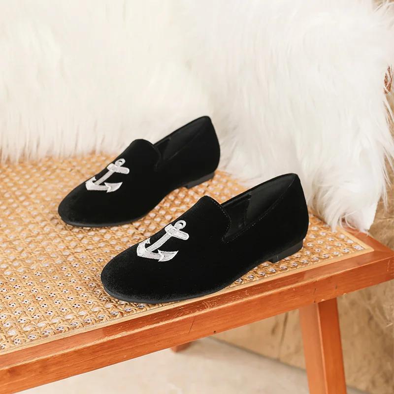 Ретро-обувь Женские туфли на плоской подошве с изысканной вышивкой Бархатные мокасины для женщин Женская обувь Маленький каблук