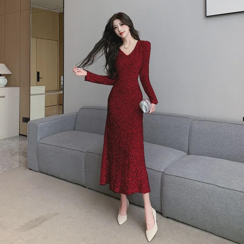 Женское платье-рыбий хвост с V-образным вырезом и длинными рукавами, расшитое пайетками (Коллекция осень/зима 2024)