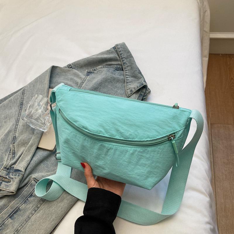 Casual and lightweight nylon cloth bag women's 2025 autumn new simple shoulder bag commuter niche messenger bag