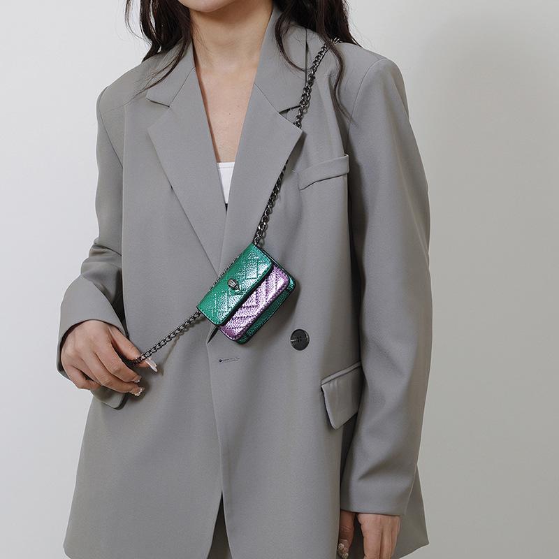 Сумка-мини на цепочке с ромбовидной стежкой на весну/лето 2025 - Вышитая сумка кроссбоди с головой орла