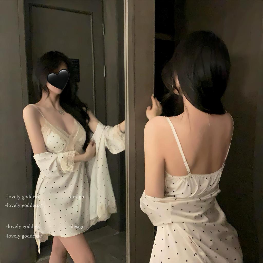 Шикарная ночная сорочка-пижама в горошек с кружевной отделкой, на бретелях-спагетти и с нагрудными вкладышами.