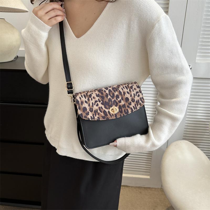 Зимняя сумка 2024 года высокого класса контрастного цвета для женщин в европейском и американском стиле, трендовый иностранный стиль, леопардовый принт, портативная диагональная сумка для женщин