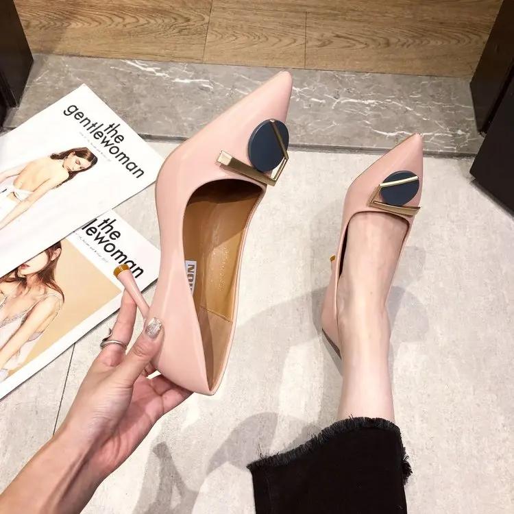 Модные женские летние туфли бежевого цвета на высоком каблуке 2024 года, заостренные, офисные, шикарные, элегантные, легкие, в корейском стиле, простые, подходящие по цвету туфли