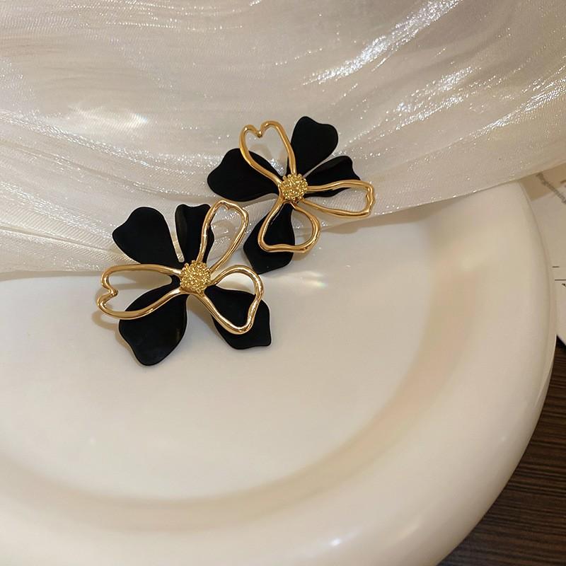 Silver Needle Feather Fringed Earrings Long Light Luxury Atmospheric Stud Earrings Personalized Design Earrings