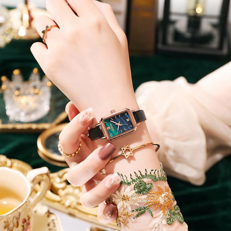 Ретро Женские Часы Павлиний Зеленый - Квадратный Дизайн, Трендовые от TikTok, Идеальны для Студенток и Любительниц Стиля.