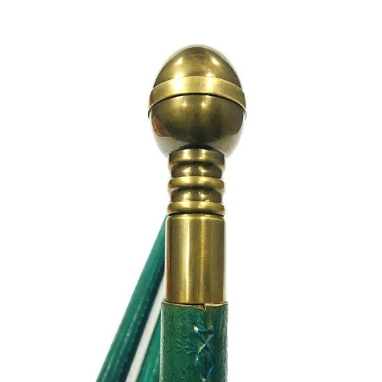 Старинная старинная деревянная трость с латунной ручкой и сферической ручкой компаса на деревянной палочке из зеленой кожи с окантовкой