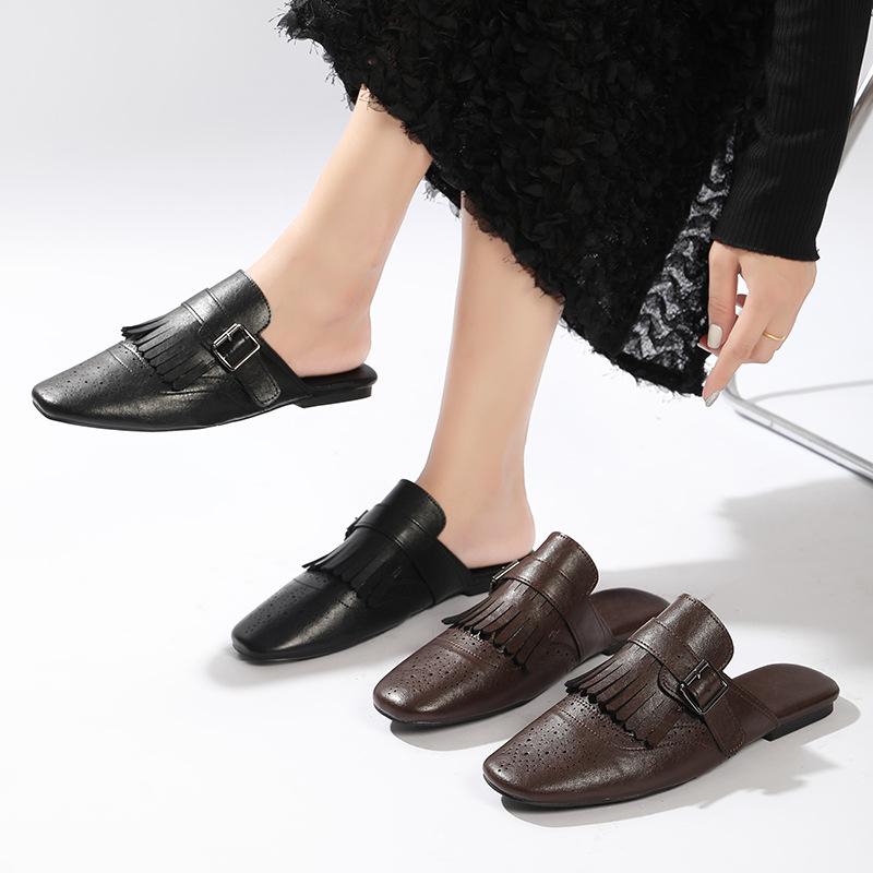 Модные металлические пряжки с кисточками женские плоские шлепанцы 2025 лето мюли высокое качество модные мягкие с круглым носком повседневные элегантные женские сандалии