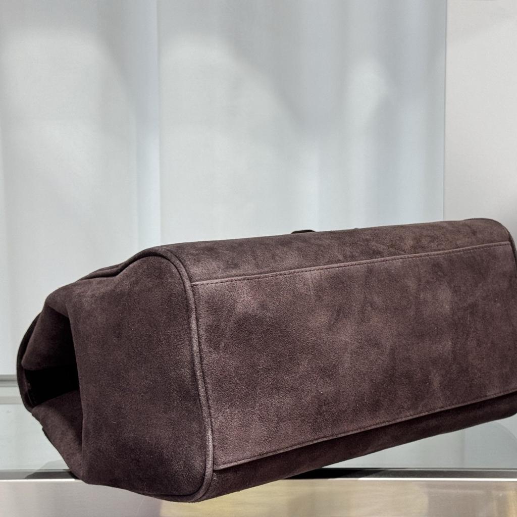 Jacquemus 25 Solid Color Frosted Cowhide Large Capacity Hand-held Single Shoulder Travel Bag Commuting