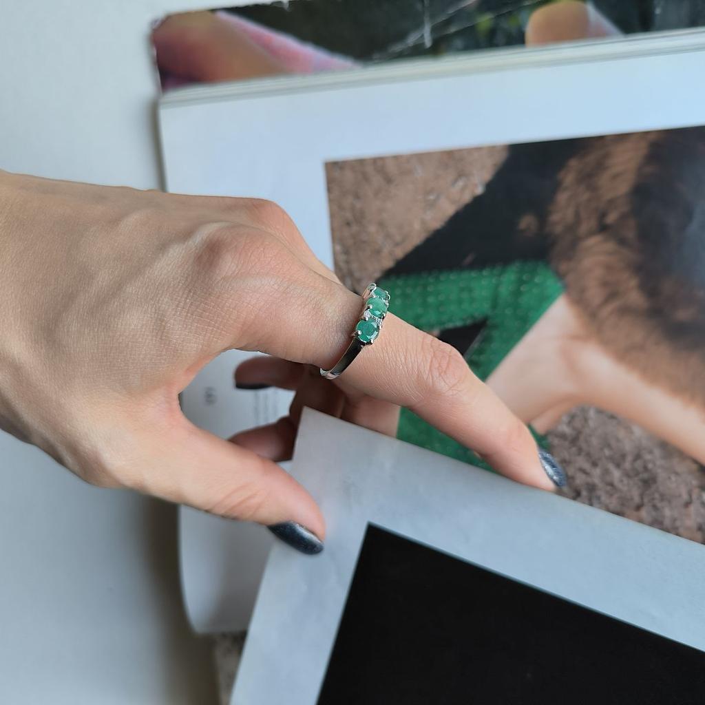 Серебряное кольцо с натуральным изумрудом 1.403ct, вес изделия 3,29 гр (2180029)